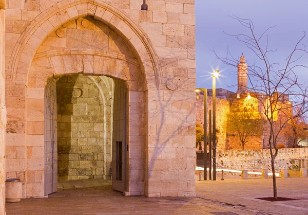JERUSALEM, ISRAEL - MARCH 4, 2015: The tower of David and west part of old town walls at dusk — Stock Photo, Image