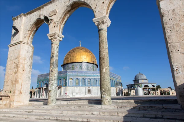 JERUSALEM, ISRAEL - MARCH 5, 2015: The Dom of Rock on the Temple Mount in the Old City.圆顶塔是由Umayyad Caliph Abd al-Malik（689年和691年）下令建造的，由苏丹苏莱曼主持. — 图库照片