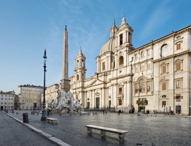 Rome, İtalya - 27 Mart 2015: Piazza Navona sabah ve Fontana dei Fiumi Bernini ve Egypts Dikilitaş ve Santa Agnese Agone kilisede