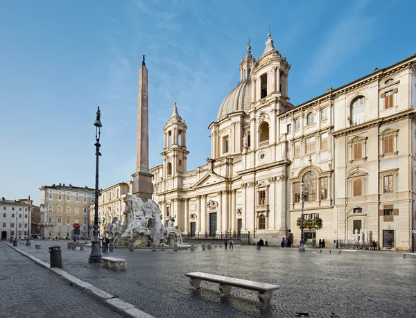 Rom, Italien - 27 mars 2015: Piazza Navona i morgon och Fontana dei Fiumi av Bernini och Egyptens Obelisken och Santa Agnese i Agone kyrka — Stockfoto