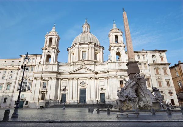 Rzym, Włochy - 27 marca 2015: Piazza Navona w rano i Fontana dei Fiumi przez Berniniego i Egipcjanie Obelisku i Santa Agnese in Agone Kościoła — Zdjęcie stockowe