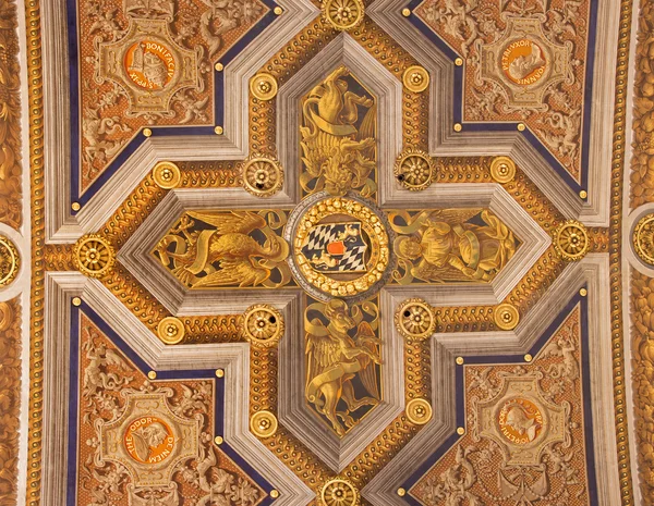 ROME, ITALY - MARCH 27, 2015: The fresco of symbols of four Evangelists in the corss on the ceiling in church Santa Maria dell Anima from 16. cent. by Ludovico Seitz — 图库照片