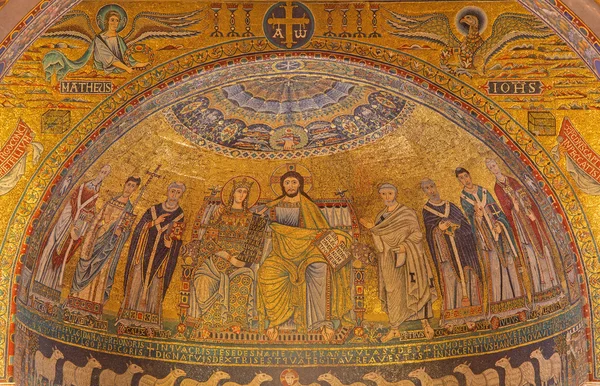 ROME, ITALY - March 27, 2015: Old mosaic "Coronation of the Virgin" from main Apse of Santa Maria in Trastevere church from 13th-century by Pietro Cavallini. — 图库照片