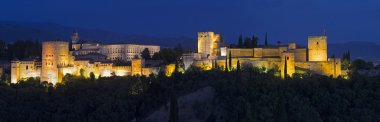Granada - Alhambra palace ve alacakaranlıkta karmaşık Kale Panoraması.
