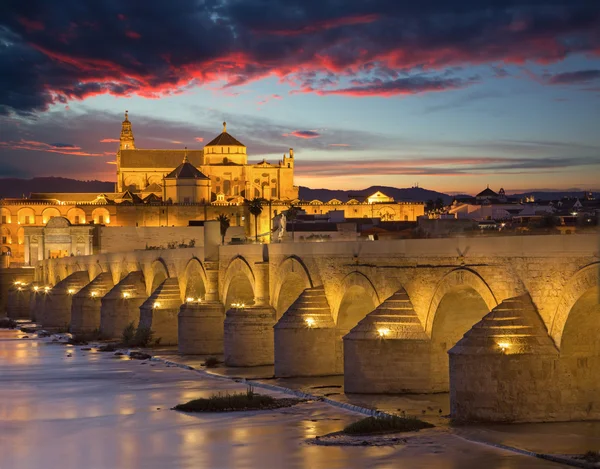 Cordoba - Die römische Brücke und die Kathedrale im Hintergrund in der Abenddämmerung — Stockfoto