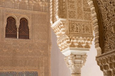 Granada, İspanya - 30 Mayıs 2015: Sütun Nasrid Sarayı ve mahkeme aslan detay.