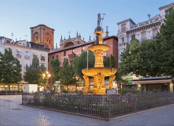 Granada, Hiszpania - 29 maja 2015: The Plaza Bib Rmabla placu. — Zdjęcie stockowe