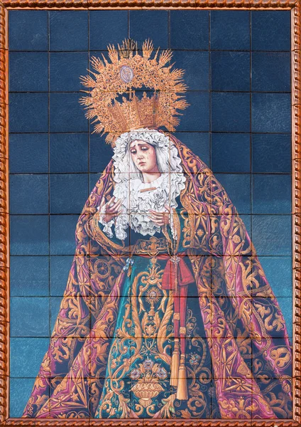 GRANADA, ESPANHA - MAIO 30, 2015: O azulejo cerâmico, gritou Madonna na fachada da igreja de São Cecílio por Juan e Emílio Palácios . — Fotografia de Stock