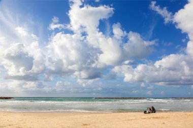 Tel Aviv, İsrail - 2 Mart 2015: Dinlenme Tel Aviv beach