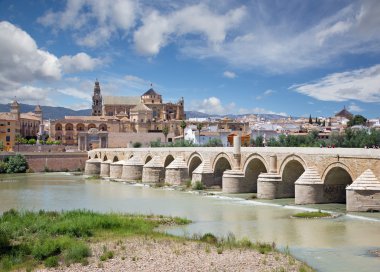Cordoba - Roma köprüsü ve katedral içinde belgili tanımlık geçmiş.