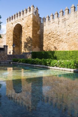 Cordoba - akşam ışığı ve Puerta del Almodovar kapısı kasabada Ortaçağ surlarının.