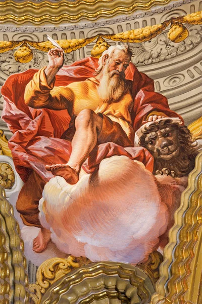 GRANADA, ESPAÑA - 31 DE MAYO DE 2015: El fresco de San Marcos el evangelista en santuario barroco (Sancta Sanctorum) en la iglesia Monasterio de la Cartuja por Antonio Palomino (principios del siglo XVIII. .) — Foto de Stock