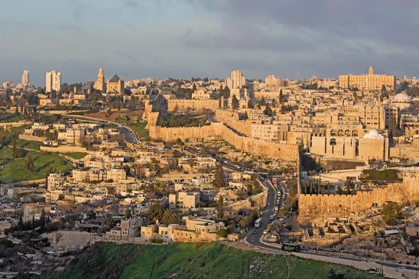 Jerusalem - Outlook from Mount of Olives to Dormition abbey and south part of town walls in morning light — Stock Photo, Image