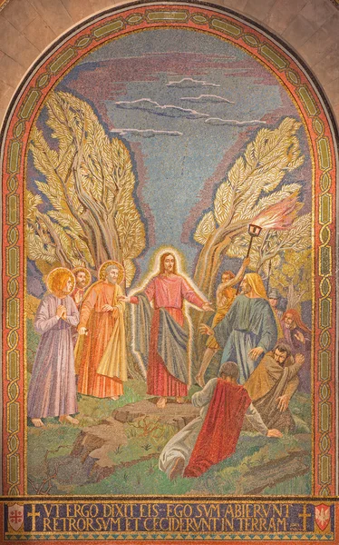 JERUSALEM, ISRAEL - MARCH 3, 2015: The mosaic of the arresting of Jesus in Gethsemane garden in The Church of All Nations (Agoniets basilika) av Pietro D 'Achiardi (1922-1924) ). – stockfoto