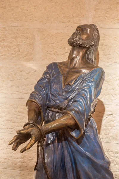 JERUSALÉN, ISRAEL - 3 DE MARZO DE 2015: La estatua de bronce de Servus Domini (El Siervo del Señor) o (encarcelado Jesús) en la Iglesia de San Pedro en Gallicantu por el escultor de Israelels Richard Shiloh . — Foto de Stock