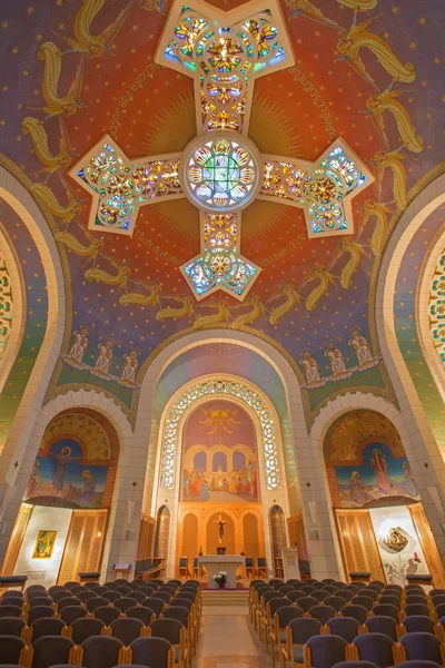 Jerusalem, israel - 3. märz 2015: hauptschiff und moderne kuppel mit kreuz und mosaik in der kirche des heiligen peter in gallicantu. — Stockfoto