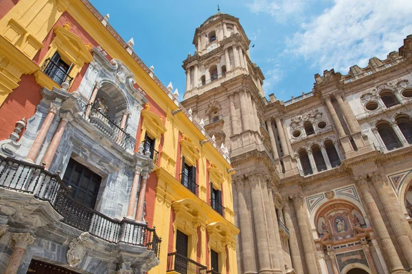 Malaga - de toren van de kathedraal en de barokke voorgevel van bisschoppen palace. — Stockfoto