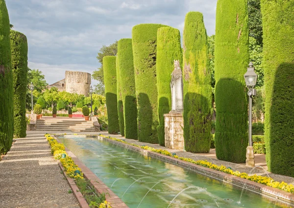 CORDOBA, SPAIN - MAY 25, 2015: The gardens of palace Alcazar de los Reyes Cristianos. — Stock Photo, Image