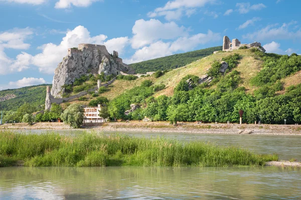 Ruiny zamek Devin w pobliżu Bratislava nad Dunajem. — Zdjęcie stockowe