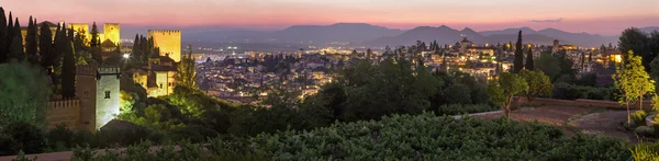 Granada - Las vistas a la Alhambra y a la ciudad desde los jardines del Generalife al atardecer — Foto de Stock