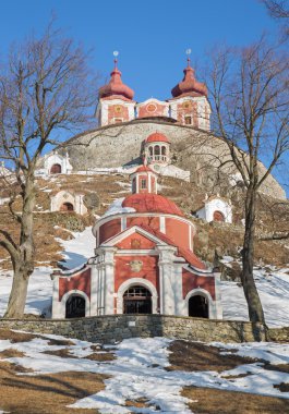 Banska Stiavnica - kış 1744-1751 yıllarda inşa edilen orta ve üstün kilise Barok süvariler.