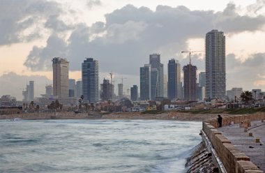 TEL AVIV, ISRAEL - 2 Mart 2015: Sabah eski Jaffa ve Tel Aviv 'in altındaki sahil.