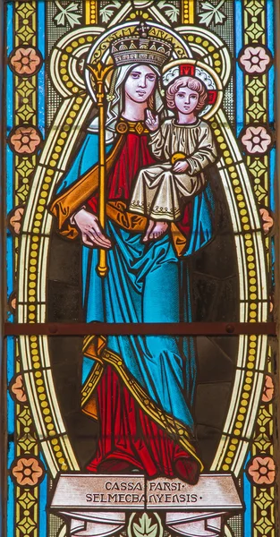 BANSKA STIAVNICA, ESLOVAQUIA - 5 DE FEBRERO DE 2015: La Virgen en el cristal de la ventana de la iglesia de Santa Isabel de 19. cent. por artista desconocido . — Foto de Stock