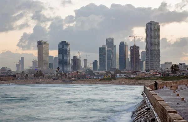 TEL AVIV, ISRAEL - MARÇO 2, 2015: A costa sob o velho Jaffa e Tel Aviv de manhã. — Fotografia de Stock