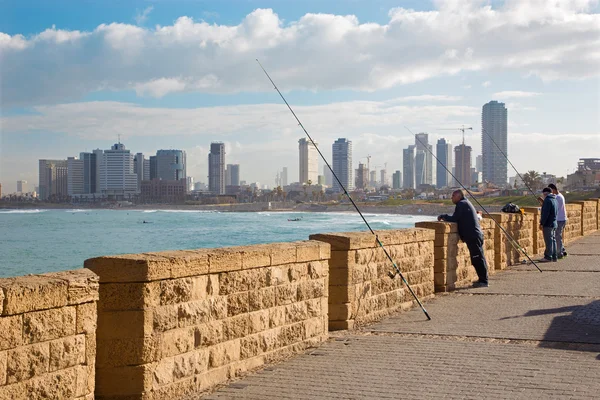 TEL AVIV, ISRAEL - Maart 2, 2015: De kust onder oude Jaffa en Tel Aviv in de ochtend. — Stockfoto