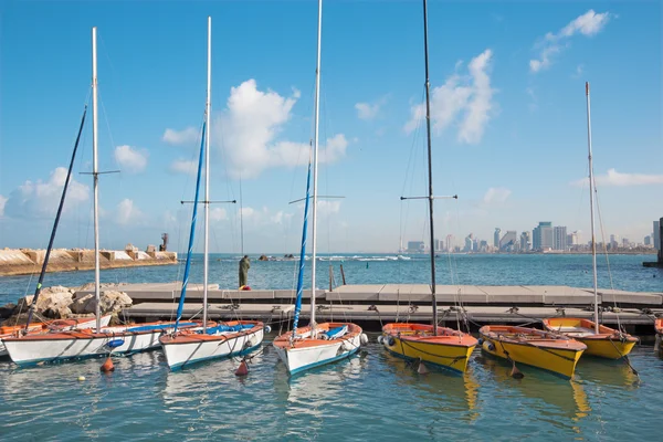 Tel Aviv, İsrail - 2 Mart 2015: Küçük liman ve misafir eski Yafa ve Tel Aviv altında sabah ışık ve Balık tutma adama artalan. — Stok fotoğraf