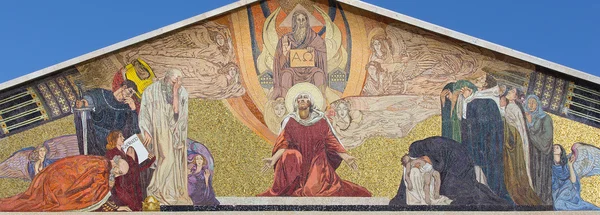 JERUSALEM, ISRAEL - MARCH 3, 2015: The mosaic on the portal of The Church of All Nations (Basilica of the Agony) by Professor Giulio Bargellini (1922 - 1924). — Stock Photo, Image
