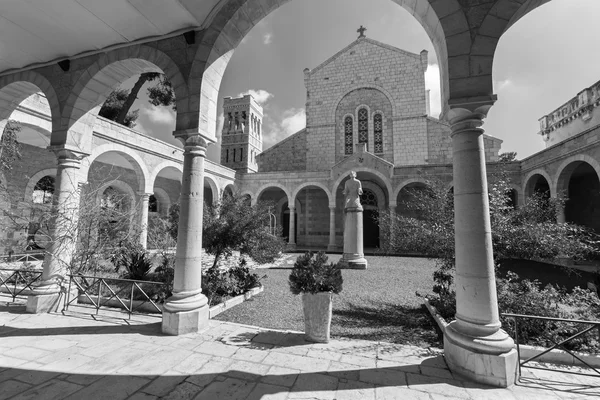 Jerusalem - The atrium of st. Stephens church — Stock Photo, Image