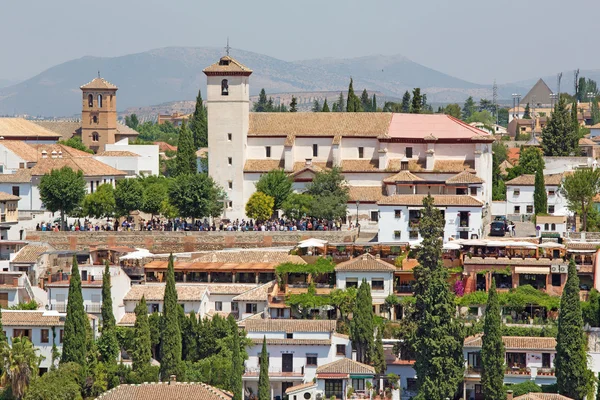 Granada - de blik naar de kerk van Sint Nicolaas van Alhambra Fort. — Stockfoto