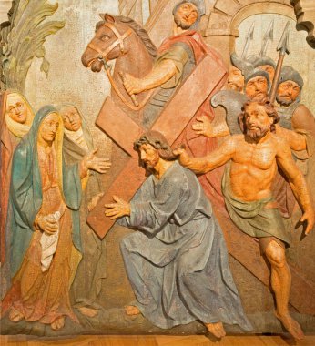 Banska Stiavnica, Slovakya - 5 Şubat 2015: İsa'nın annesi yaşındaki 1744-1751 Barok Calvary parçası olarak karşılayan oyma kabartma detayını.