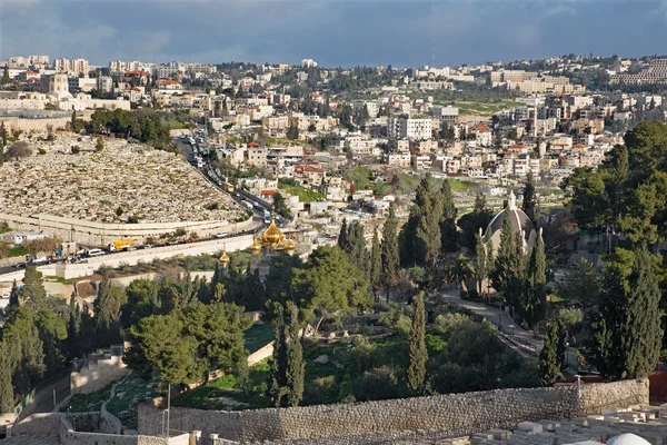 Jerusalem - Ausblick vom Olivenberg zum hl. Maria Magdalena russisch-orthodoxe Kirche im Morgenlicht — Stockfoto