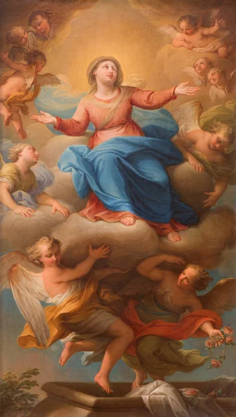 La Asunción de la Virgen María pintura de Andrea Casali del año 1781 en la iglesia Chiesa della Santissima Trinita degli Spanoli . —  Fotos de Stock