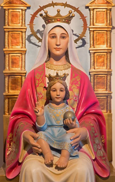 BETHLEHEM, ISRAEL - 6 de marzo de 2015: La estatua tallada de Madonna del siglo XX. por artista desconocido en la capilla "Gruta de la Leche" como regalo de Venezuela . —  Fotos de Stock