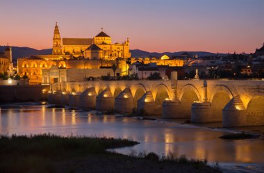 Cordoba - Roma Köprüsü ve Katedral alacakaranlıkta