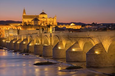 Cordoba - Roma Köprüsü ve Katedral alacakaranlıkta