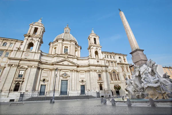 Roma - Piazza Navona en la mañana y Fontana dei Fiumi por Bernini y Egipto obelisco y Santa Inés en la iglesia Agone — Foto de Stock