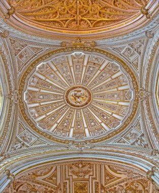 Cordoba, İspanya - 28 Mayıs 2015: 16 yaşındaki Juan de Ochoa'nın Katedral'in ana şapelinin kubbesi. Cent. gotik ve barok tonoz ile .