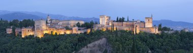 Granada - Alhambra palace ve alacakaranlıkta karmaşık Kale Panoraması.