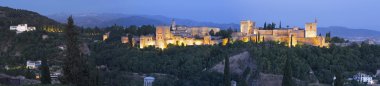 Granada - Alhambra palace ve alacakaranlıkta karmaşık Kale Panoraması.
