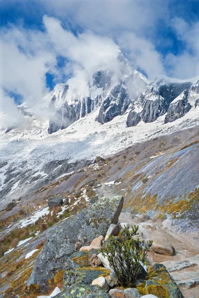 Perú - Pico Tawllirahu (ortografía hispanizada Taulliraju - 5,830) en la Cordillera Blanca en los Andes desde la caminata de Santa Cruz . — Foto de Stock