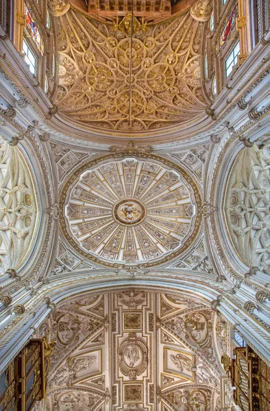 CORDOBA, ESPAGNE - 28 MAI 2015 : Coupole de la chapelle principale avec la voûte gothique et baroque . — Photo