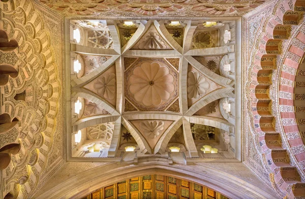 CORDOBA, SPAIN - MAY 28, 2015: The ceiling of side nave in mudejar part of Cathedral. — Stock Photo, Image