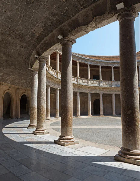グラナダ、スペイン- 2015年5月30日:カレル5世のアルハンブラ宮殿の柱とアトリウム. — ストック写真