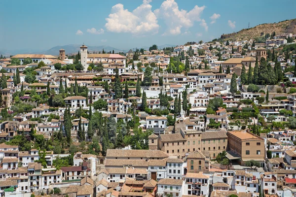 Granada - Albayzin bölgesine ve Aziz Nikolaos Kilisesi bakılırsa Alhambra kale. — Stok fotoğraf