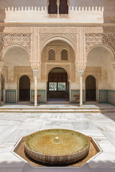 GRANADA, ESPAÑA - 30 DE MAYO DE 2015: Una de atrio en palacio mudéjar nazarí —  Fotos de Stock