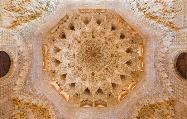 GRANADA, SPAGNA - 30 MAGGIO 2015: La cupola della Sala di Abencerrajes in stile mudejar . — Foto Stock